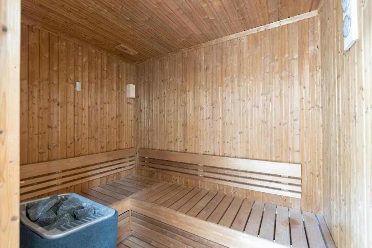 Trendy 1-Bedroom Apartment For 4 In Business Bay Дубай