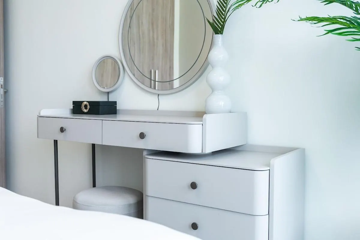Trendy 1-Bedroom Apartment For 4 In Business Bay Дубай