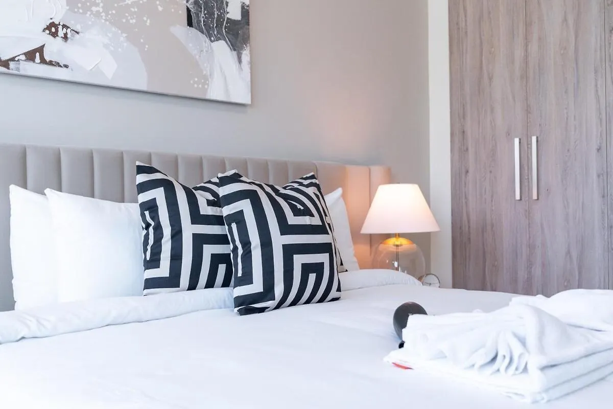 Trendy 1-Bedroom Apartment For 4 In Business Bay Дубай