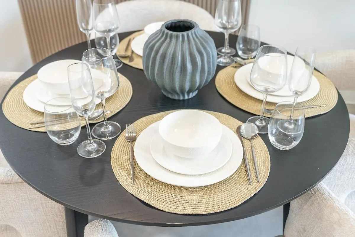 Trendy 1-Bedroom Apartment For 4 In Business Bay Дубай