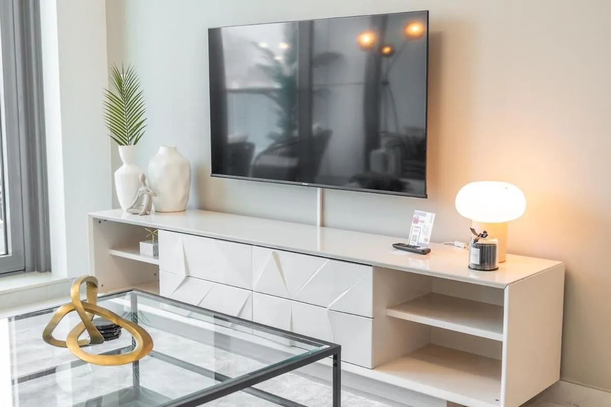 Trendy 1-Bedroom Apartment For 4 In Business Bay Дубай